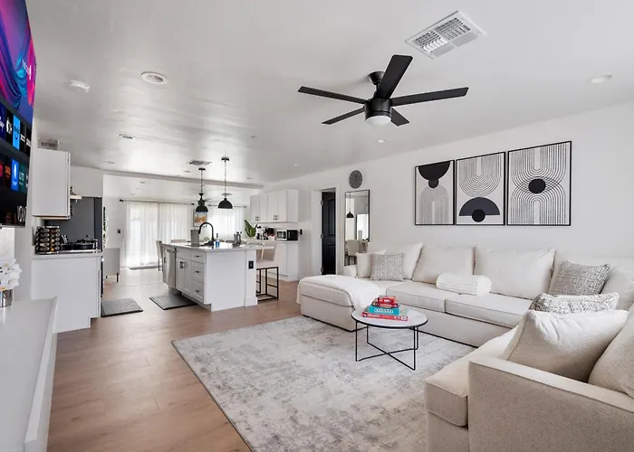 Holiday home Luxe 4b3b With Heated Pool And Jacuzzi Parking Included Scottsdale