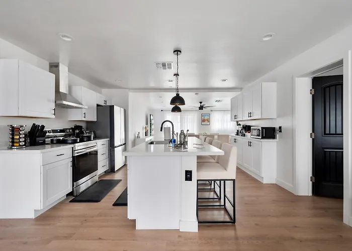 Luxe 4b3b With Heated Pool And Jacuzzi Parking Included Scottsdale