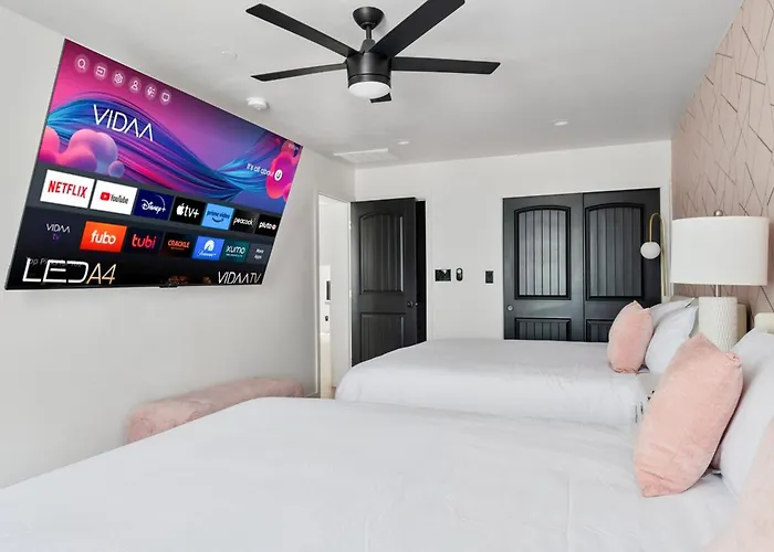 Holiday home Luxe 4b3b With Heated Pool And Jacuzzi Parking Included *