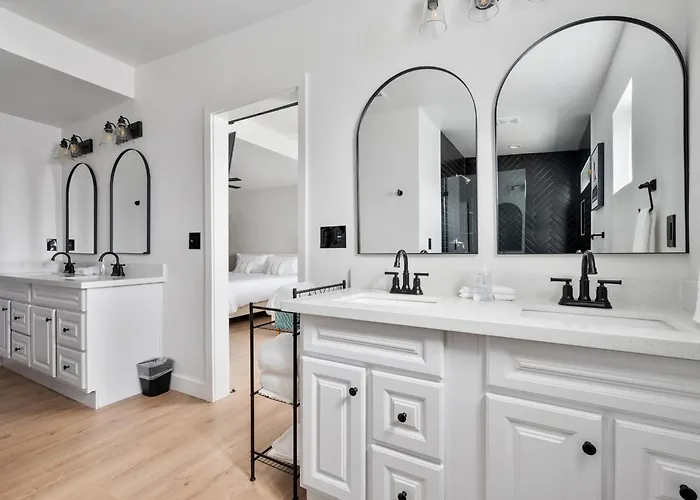 Holiday home Luxe 4b3b With Heated Pool And Jacuzzi Parking Included *