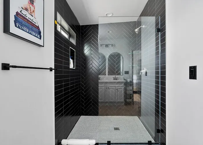 Holiday home Luxe 4b3b With Heated Pool And Jacuzzi Parking Included *